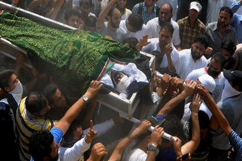 Thousands attend funeral prayers of Tanveer